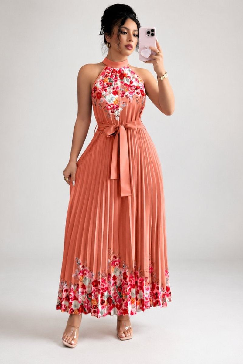 Elegante vestido largo de invitada de boda plisado floral con cuello halter y cinturón | Maxi