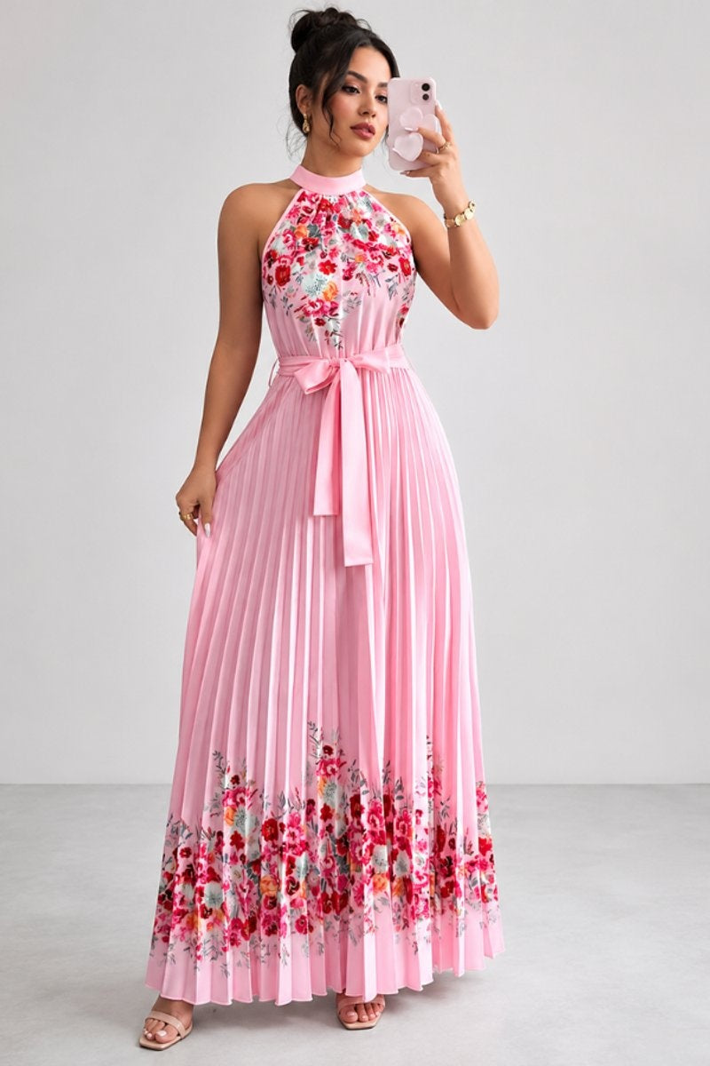 Elegante vestido largo de invitada de boda plisado floral con cuello halter y cinturón | Maxi