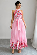 Elegante vestido largo de invitada de boda plisado floral con cuello halter y cinturón | Maxi