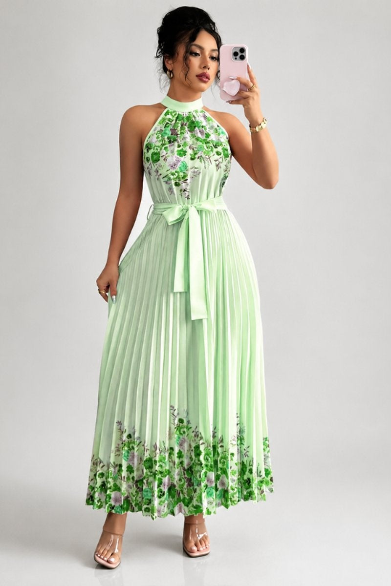 Elegante vestido largo de invitada de boda plisado floral con cuello halter y cinturón | Maxi