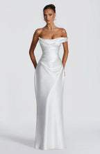 Elegante vestido largo de invitada de boda drapeado con escote asimétrico y espalda con cordones | Maxi