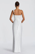 Elegante vestido largo de invitada de boda drapeado con escote asimétrico y espalda con cordones | Maxi