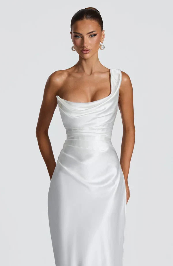 Elegante vestido largo de invitada de boda drapeado con escote asimétrico y espalda con cordones | Maxi