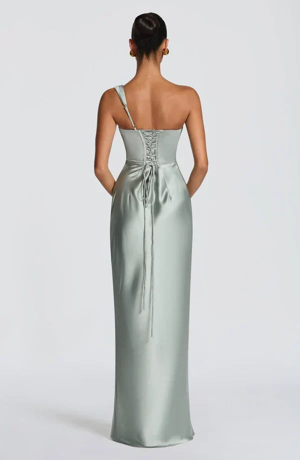 Elegante vestido largo de invitada de boda drapeado con escote asimétrico y espalda con cordones | Maxi