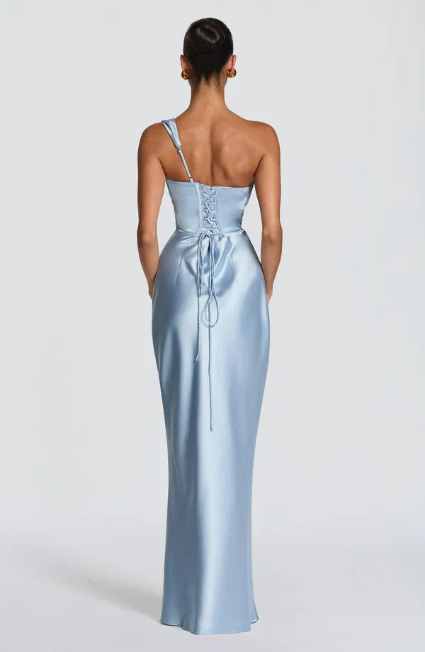 Elegante vestido largo de invitada de boda drapeado con escote asimétrico y espalda con cordones | Maxi