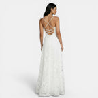 Estiloso vestido ajustado de fiesta y de invitada de boda con espalda descubierta y lazos | Midi