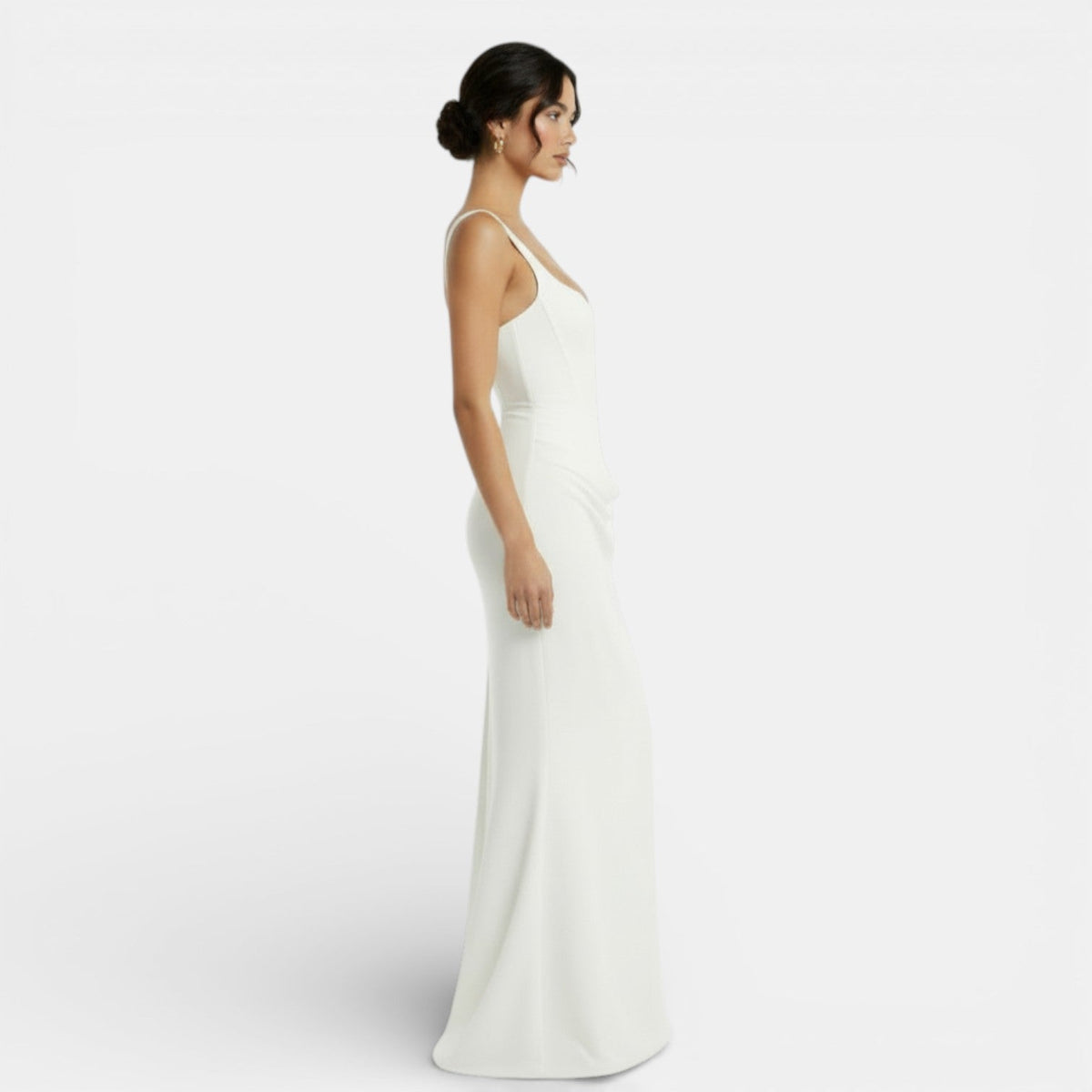 Elegante vestido de tirantes de fiesta y de invitada de boda con espalda descubierta y corte ajustado