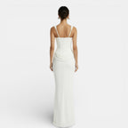 Elegante vestido de tirantes de fiesta y de invitada de boda con espalda descubierta y corte ajustado