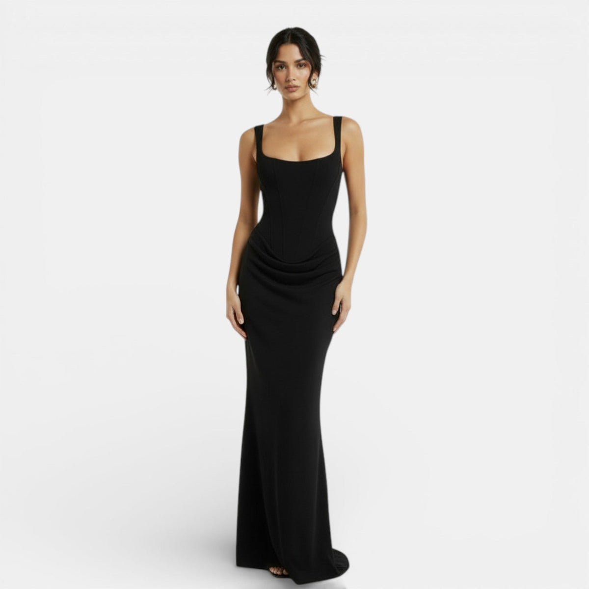 Elegante vestido de tirantes de fiesta y de invitada de boda con espalda descubierta y corte ajustado
