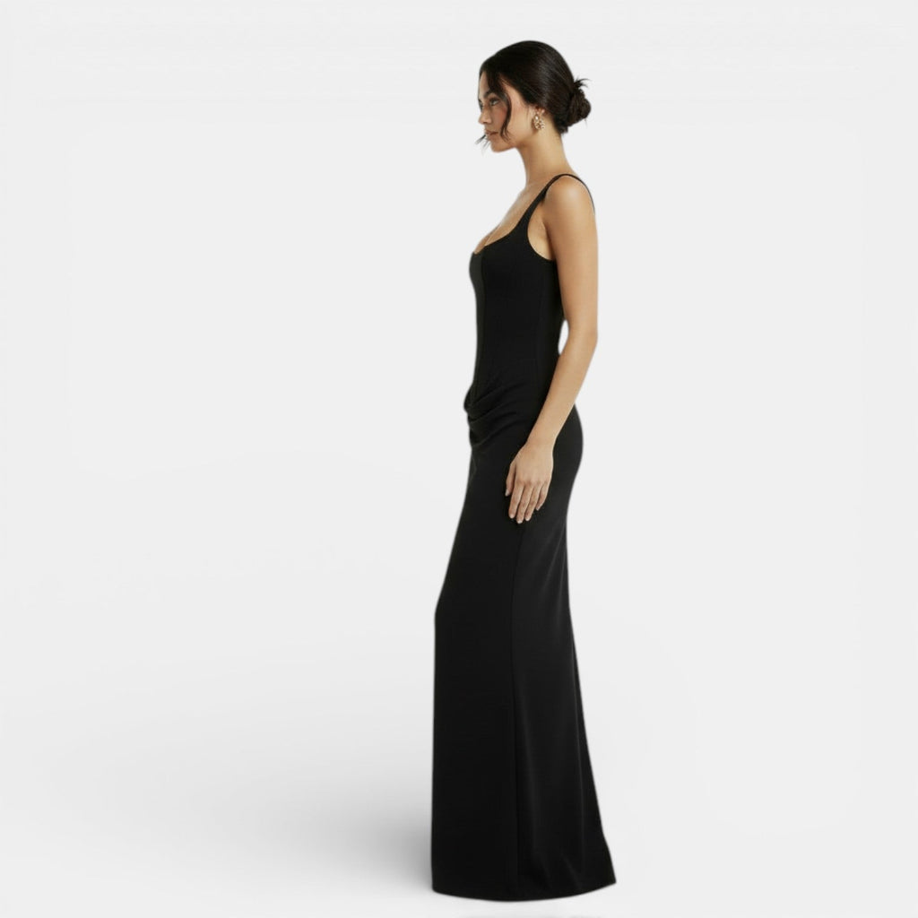 Elegante vestido de tirantes de fiesta y de invitada de boda con espalda descubierta y corte ajustado