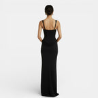 Elegante vestido de tirantes de fiesta y de invitada de boda con espalda descubierta y corte ajustado