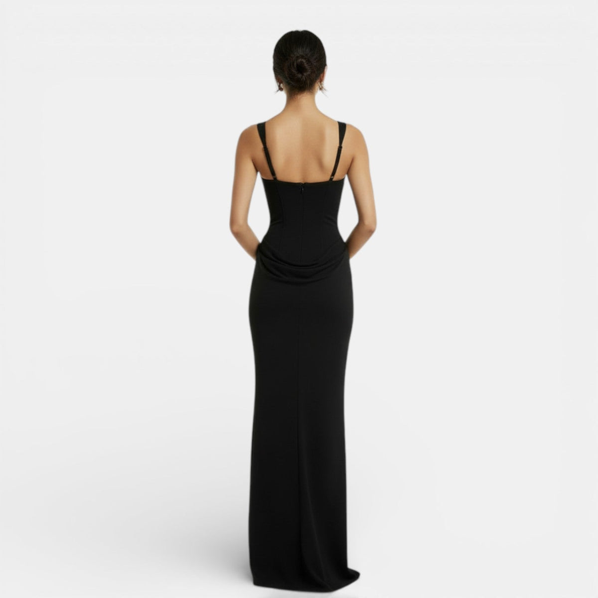 Elegante vestido de tirantes de fiesta y de invitada de boda con espalda descubierta y corte ajustado