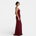 Elegante vestido de tirantes de fiesta y de invitada de boda con espalda descubierta y corte ajustado