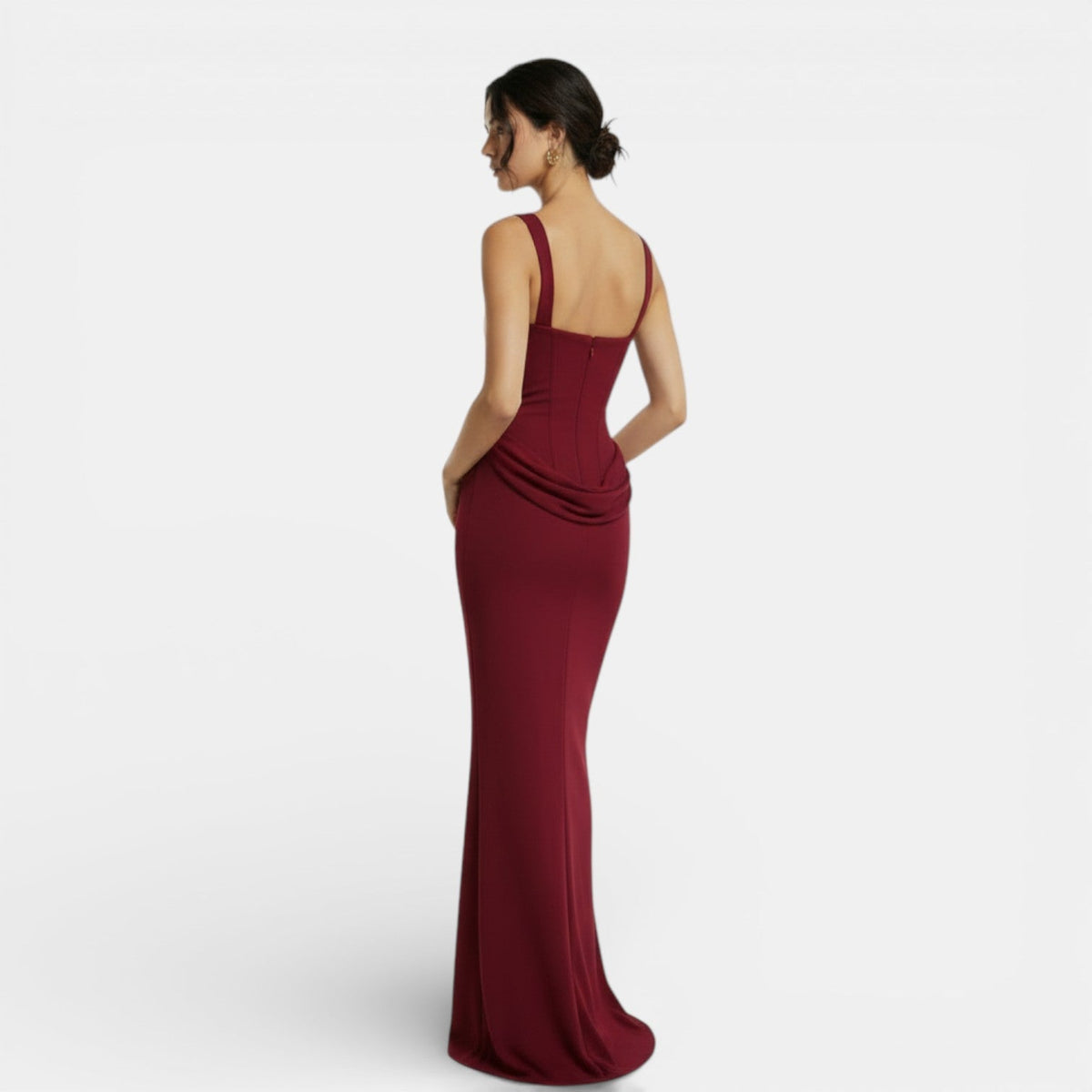 Elegante vestido de tirantes de fiesta y de invitada de boda con espalda descubierta y corte ajustado