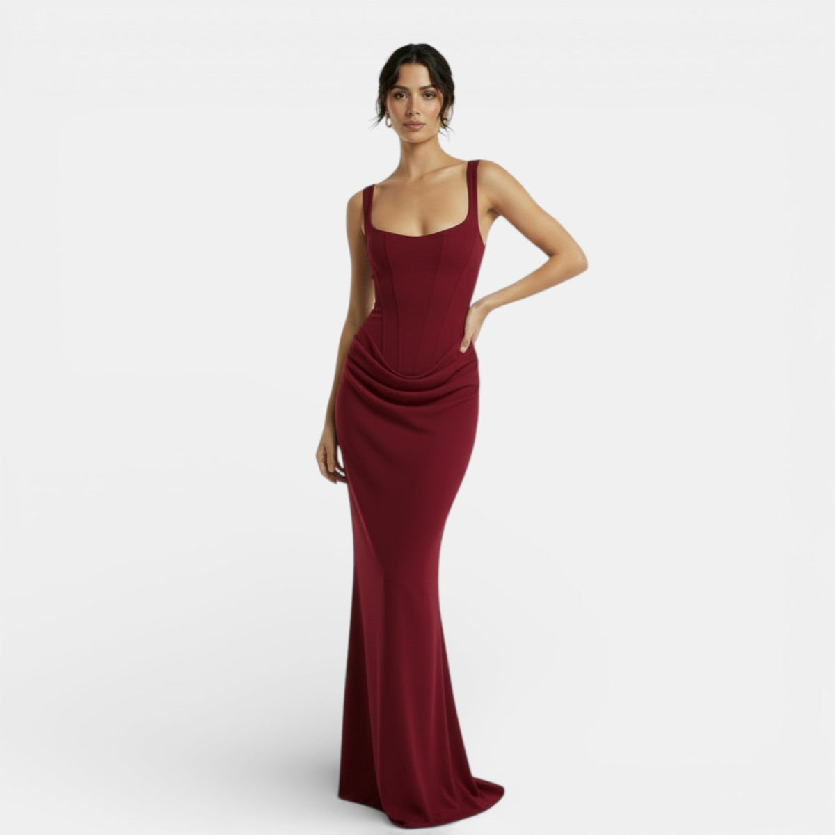 Elegante vestido de tirantes de fiesta y de invitada de boda con espalda descubierta y corte ajustado