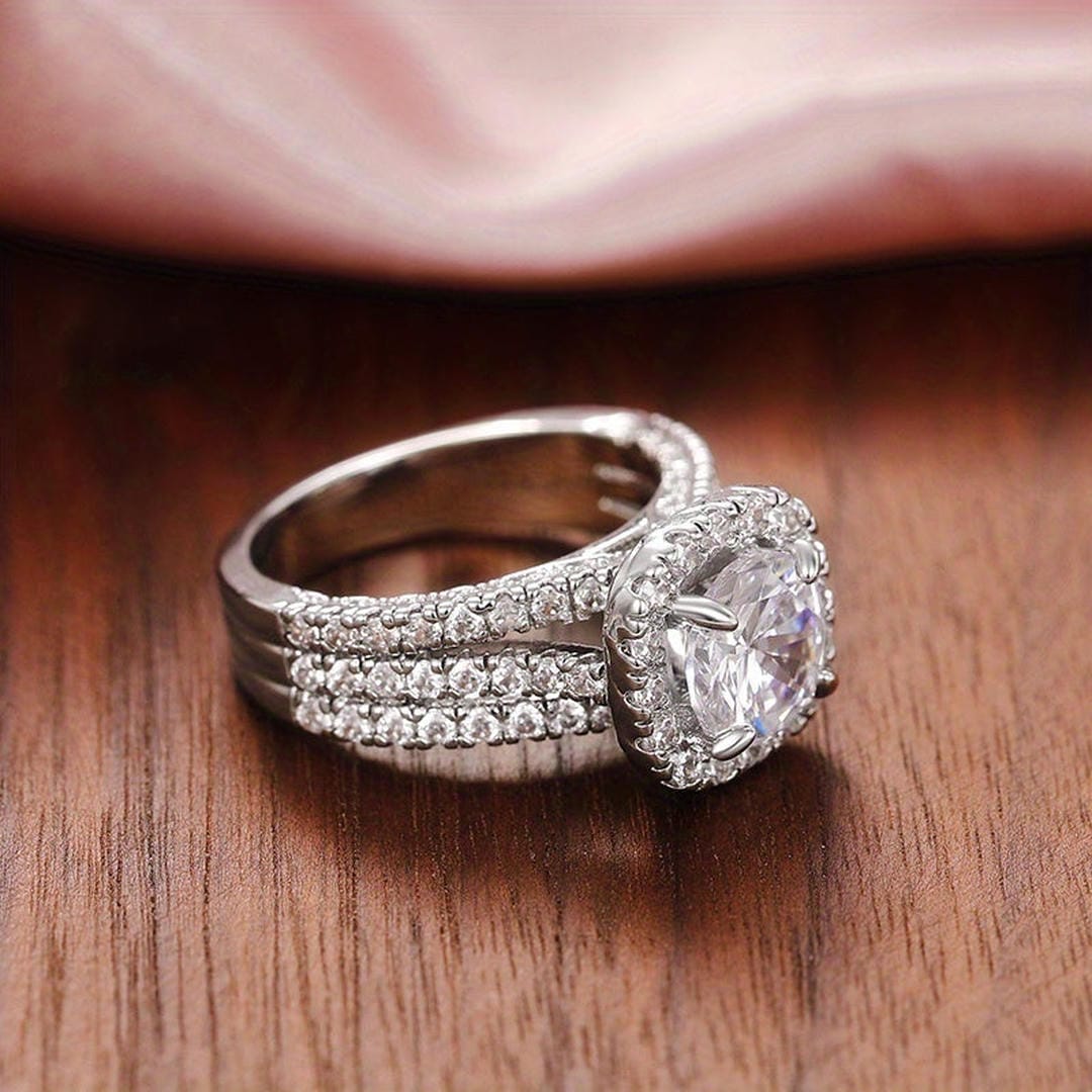 Anillo Statement con Halo de Pavé y Talla Cojín