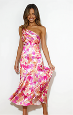 Estiloso vestido midi floral de invitada de boda y fiesta con hombros descubiertos | Midi