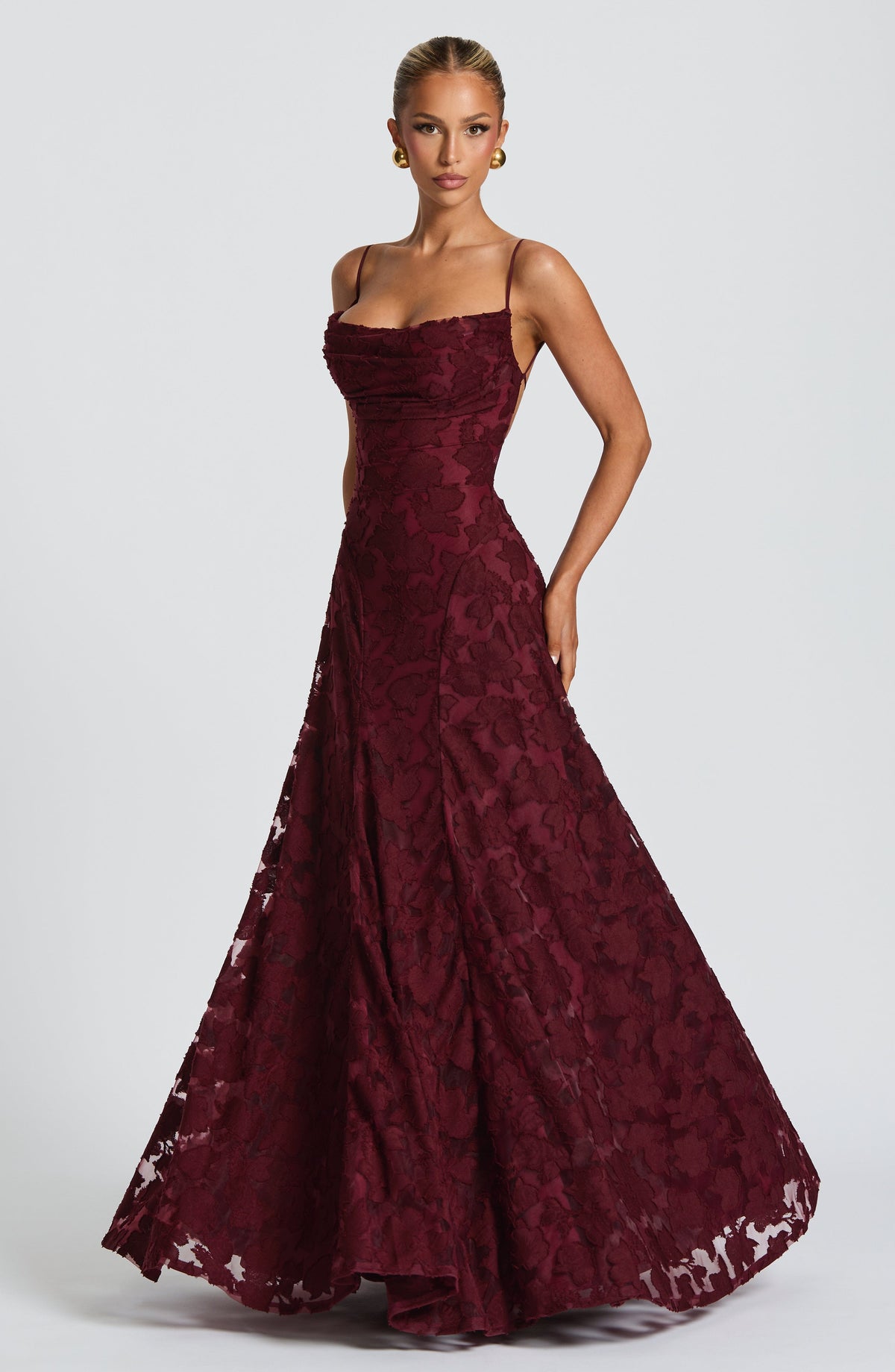 Elegante vestido de noche floral de invitada de boda con tirantes finos y espalda de cordones | Maxi