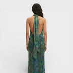 Elegante vestido largo verde de invitada de boda con cuello halter y escote de gota | Maxi