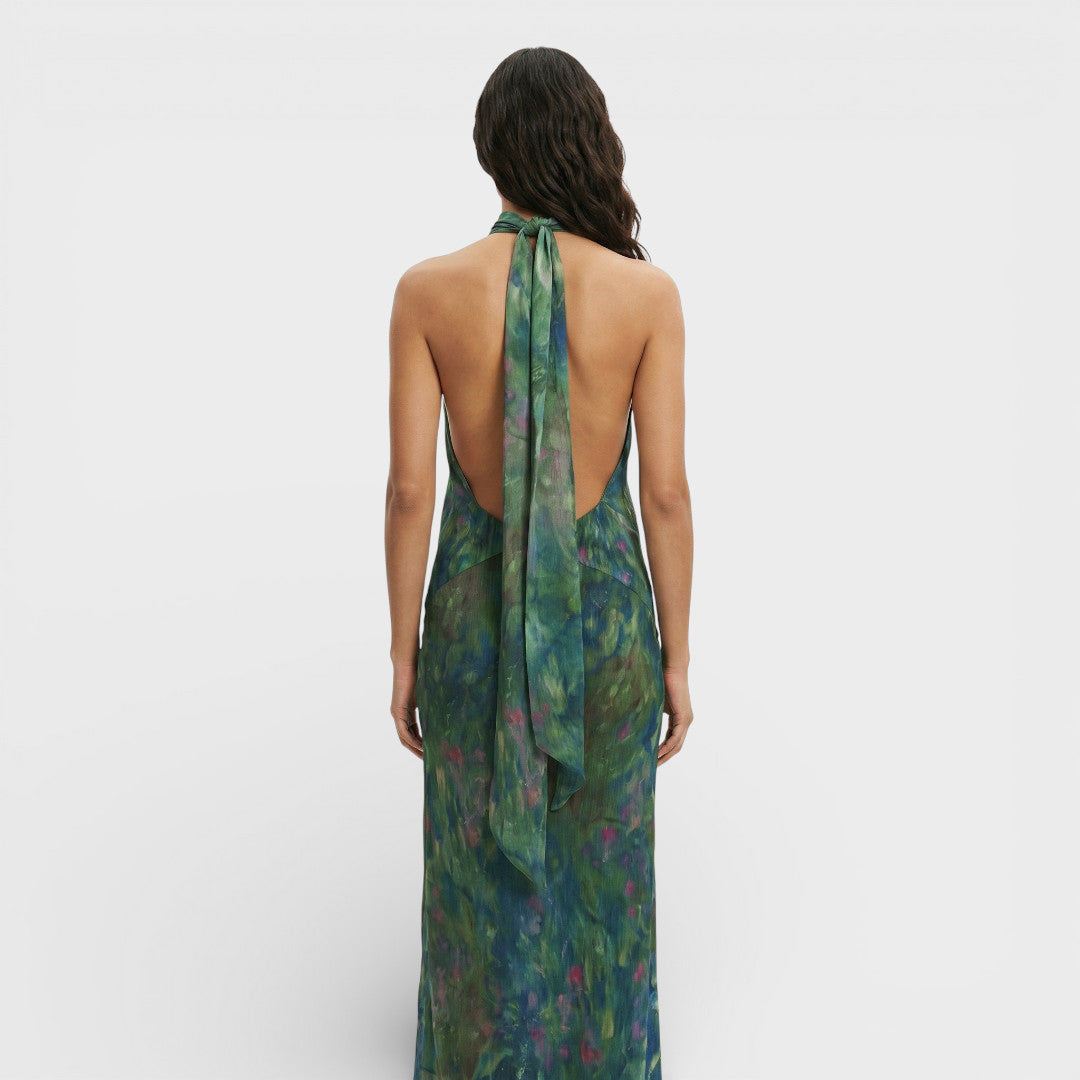 Elegante vestido largo verde de invitada de boda con cuello halter y escote de gota | Maxi