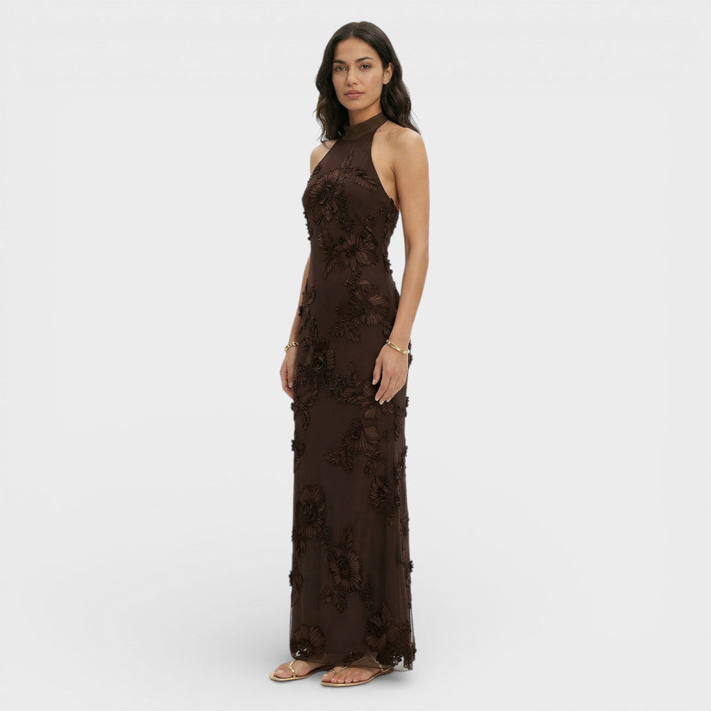 Sofisticado vestido largo marrón de invitada de boda con cuello alto y bordado floral | Maxi