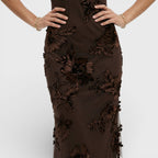 Sofisticado vestido largo marrón de invitada de boda con cuello alto y bordado floral | Maxi