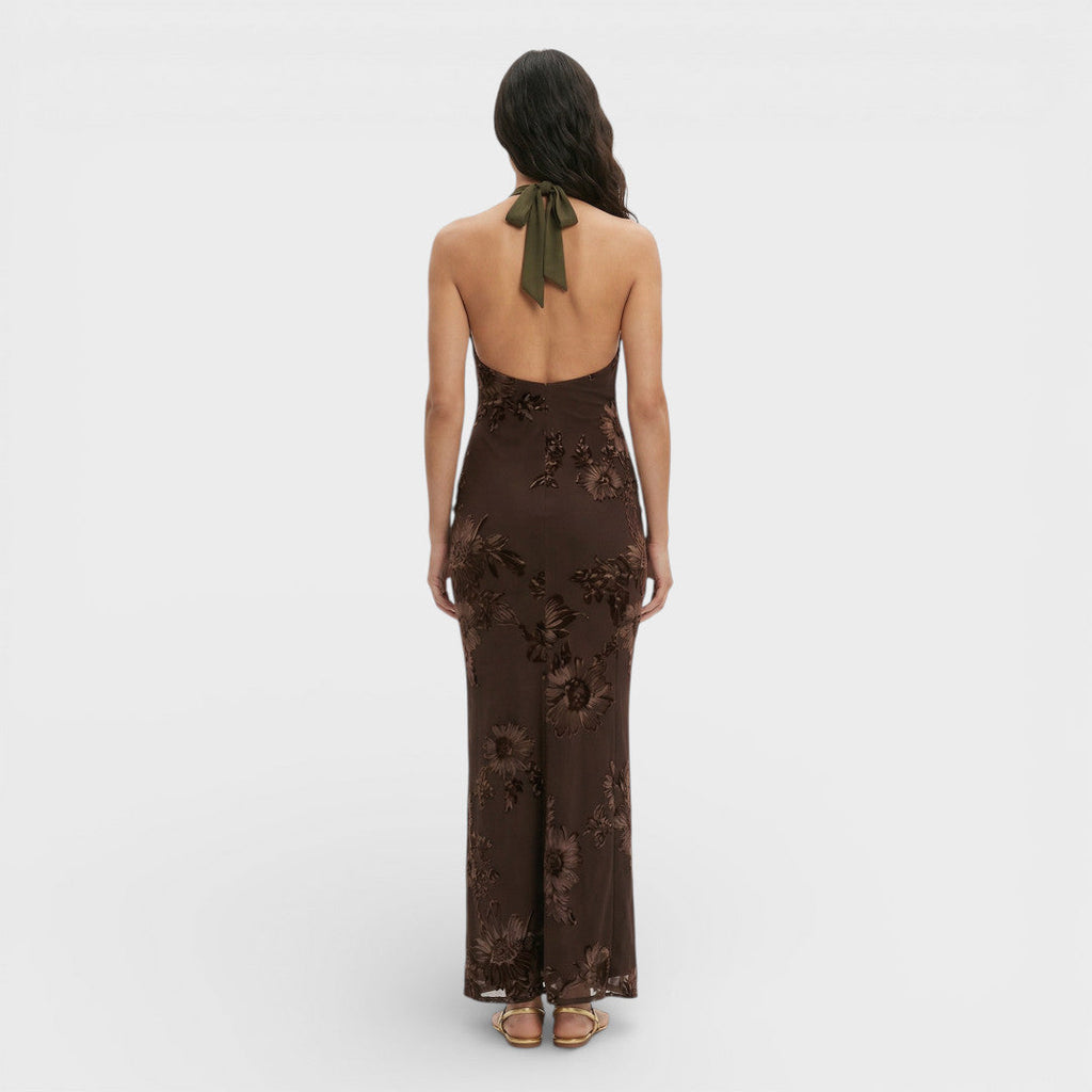 Sofisticado vestido largo marrón de invitada de boda con cuello alto y bordado floral | Maxi