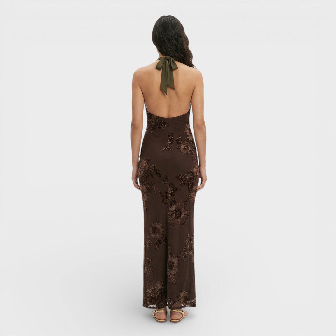 Sofisticado vestido largo marrón de invitada de boda con cuello alto y bordado floral | Maxi