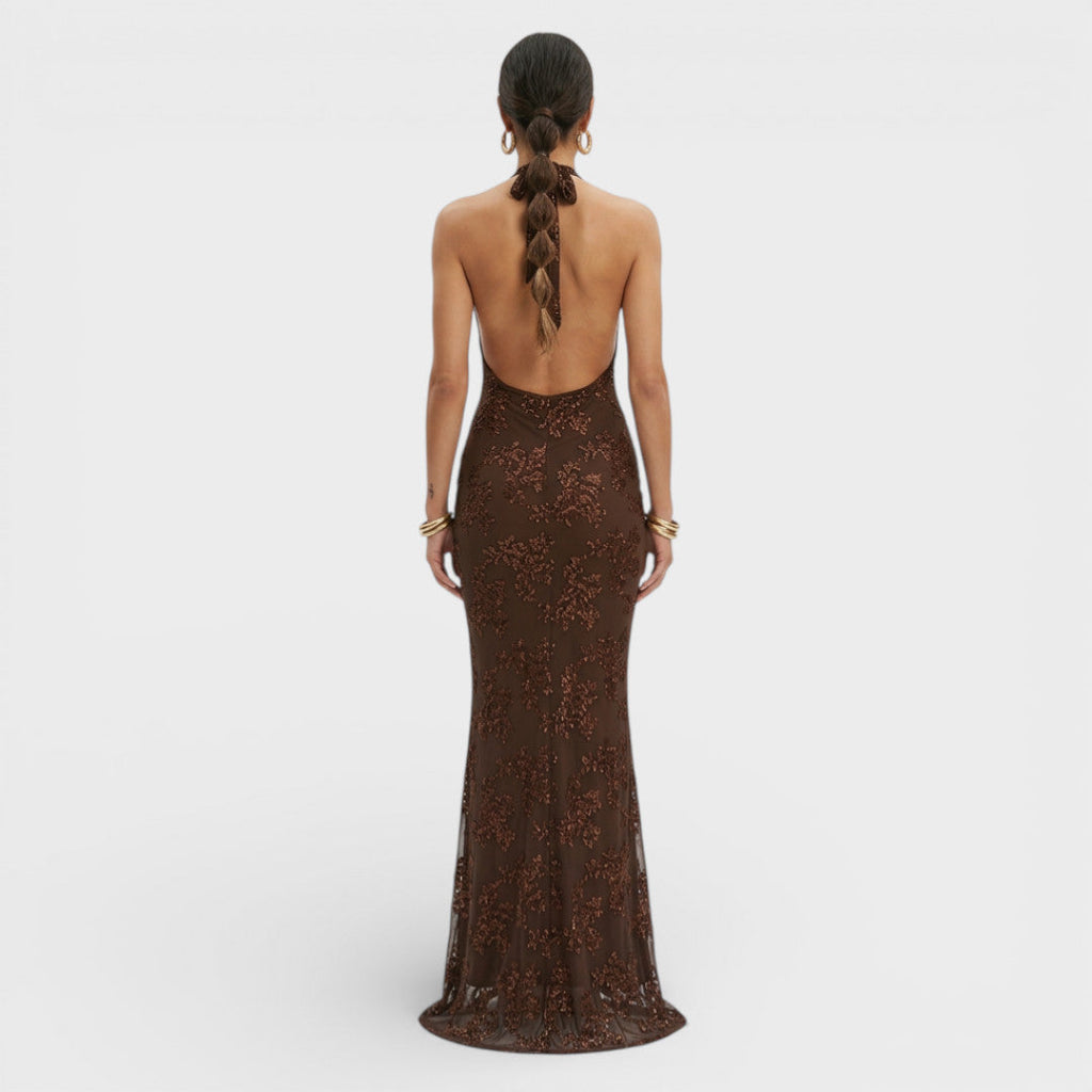 Refinado vestido largo de invitada de boda con lentejuelas y escote halter entallado | Maxi