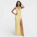 Estiloso vestido largo elegante de invitada de boda con tirantes finos y abertura lateral alta | Maxi