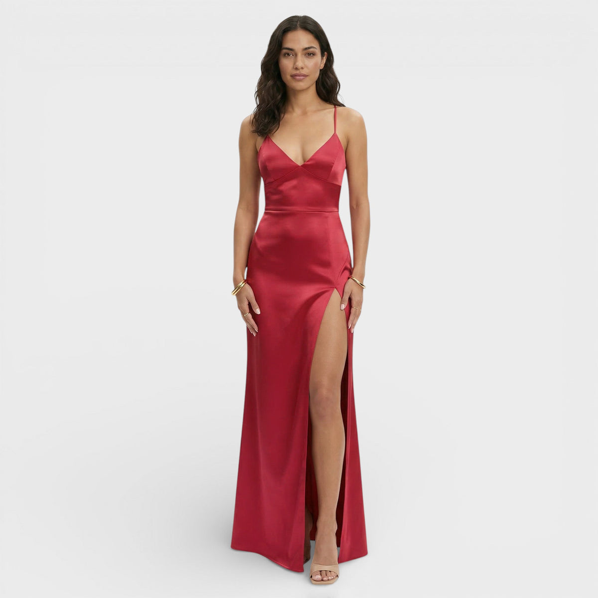 Estiloso vestido largo elegante de invitada de boda con tirantes finos y abertura lateral alta | Maxi