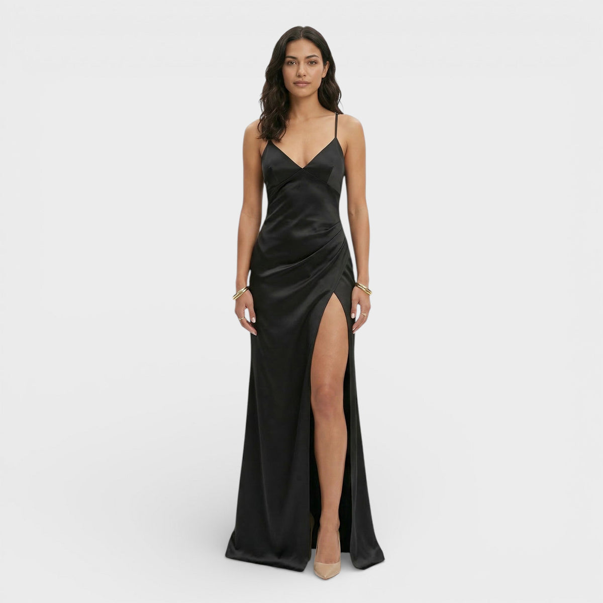 Estiloso vestido largo elegante de invitada de boda con tirantes finos y abertura lateral alta | Maxi