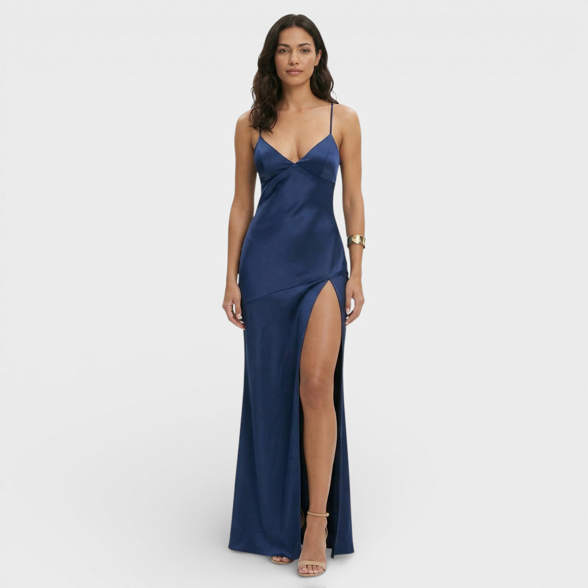Estiloso vestido largo elegante de invitada de boda con tirantes finos y abertura lateral alta | Maxi