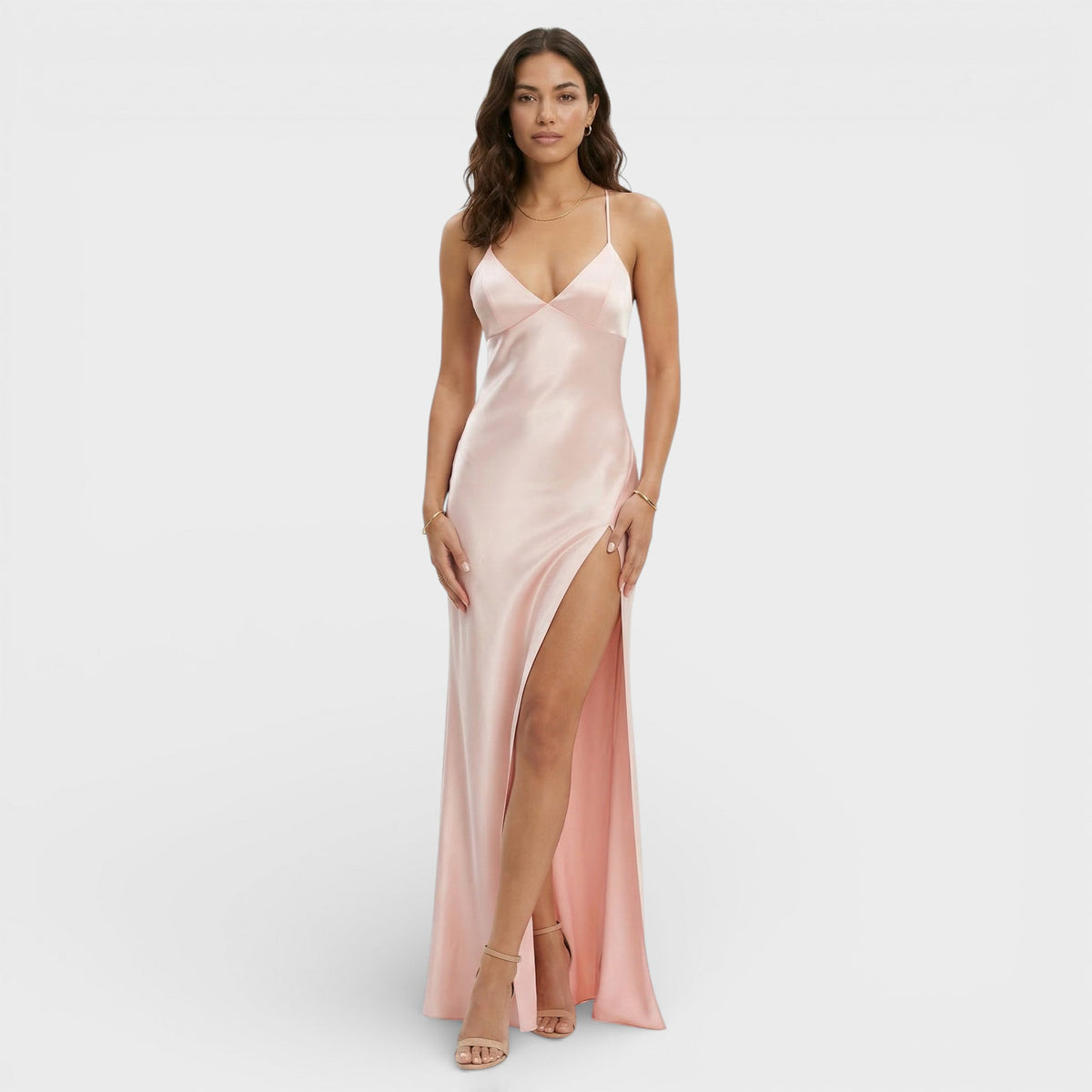 Estiloso vestido largo elegante de invitada de boda con tirantes finos y abertura lateral alta | Maxi