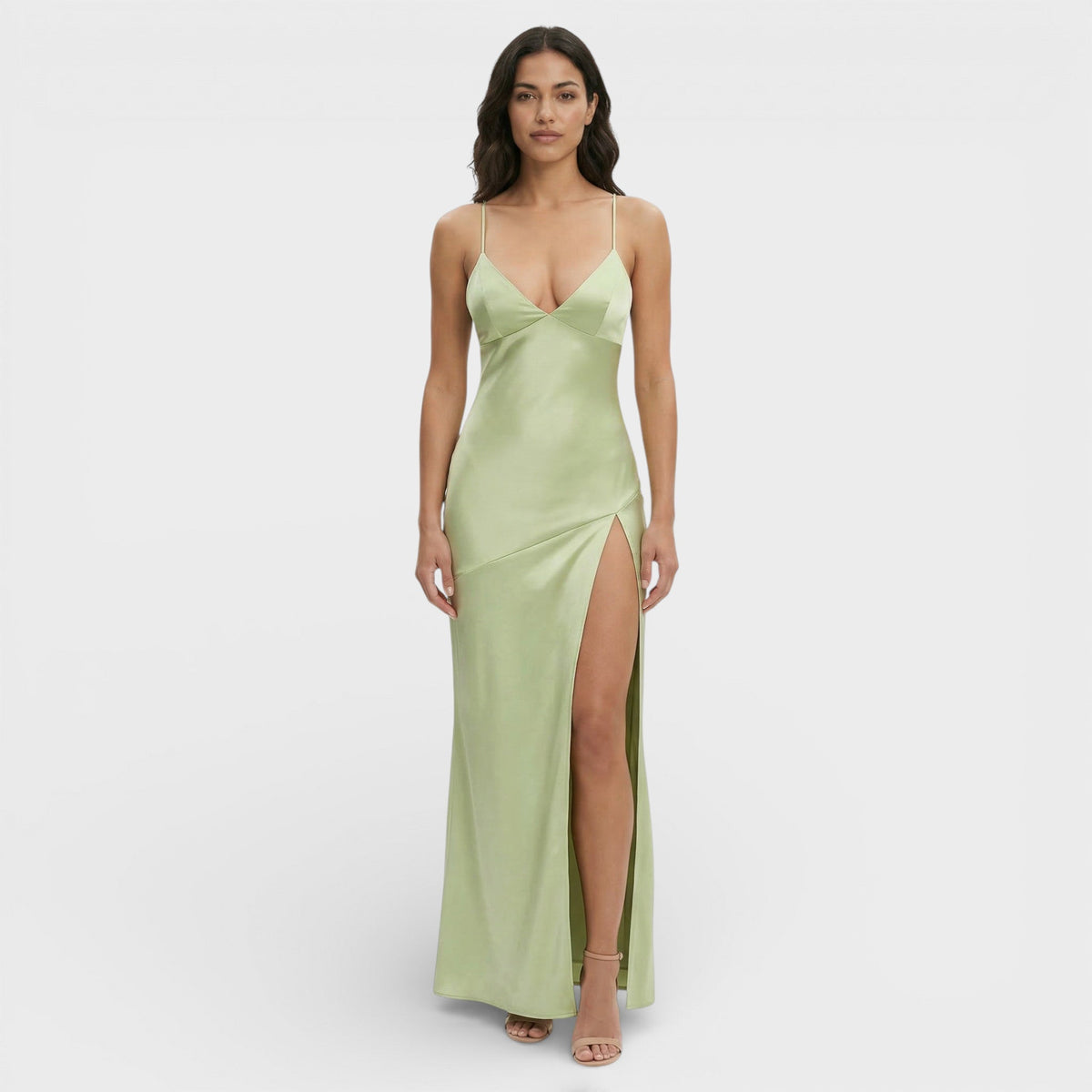 Estiloso vestido largo elegante de invitada de boda con tirantes finos y abertura lateral alta | Maxi