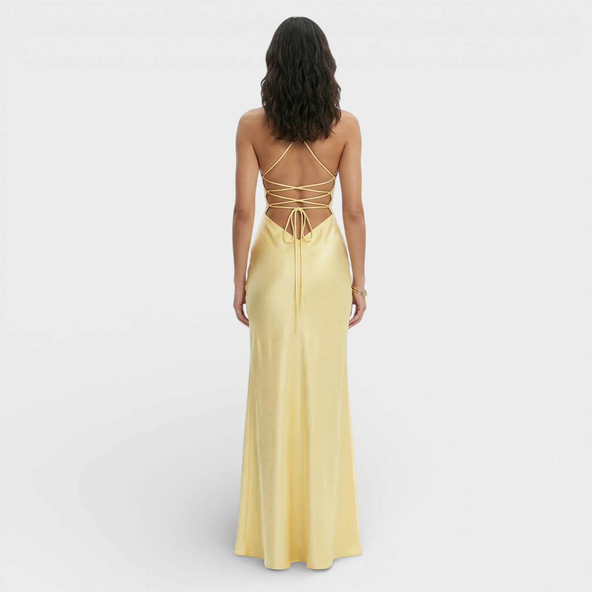 Estiloso vestido largo elegante de invitada de boda con tirantes finos y abertura lateral alta | Maxi