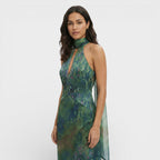 Elegante vestido largo verde de invitada de boda con cuello halter y escote de gota | Maxi