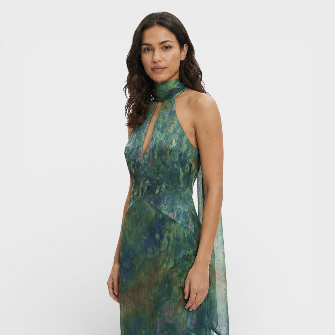 Elegante vestido largo verde de invitada de boda con cuello halter y escote de gota | Maxi