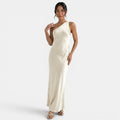 Refinado vestido largo de encaje de fiesta y de invitada de boda con espalda descubierta y cordones | Maxi