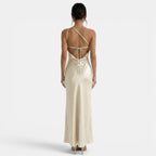 Refinado vestido largo de encaje de fiesta y de invitada de boda con espalda descubierta y cordones | Maxi