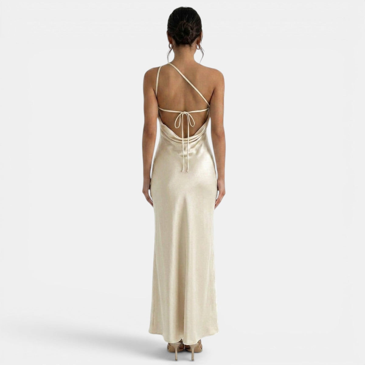Refinado vestido largo de encaje de fiesta y de invitada de boda con espalda descubierta y cordones | Maxi