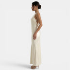 Refinado vestido largo de encaje de fiesta y de invitada de boda con espalda descubierta y cordones | Maxi