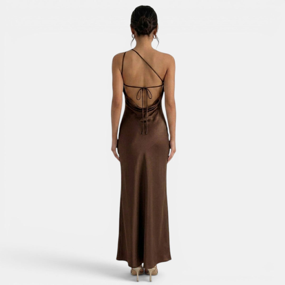 Refinado vestido largo de encaje de fiesta y de invitada de boda con espalda descubierta y cordones | Maxi