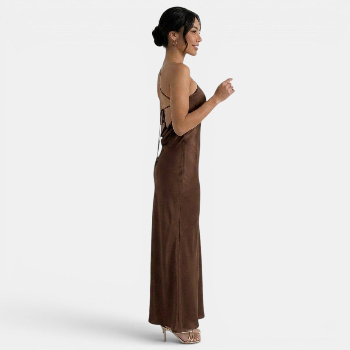 Refinado vestido largo de encaje de fiesta y de invitada de boda con espalda descubierta y cordones | Maxi