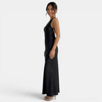Refinado vestido largo de encaje de fiesta y de invitada de boda con espalda descubierta y cordones | Maxi