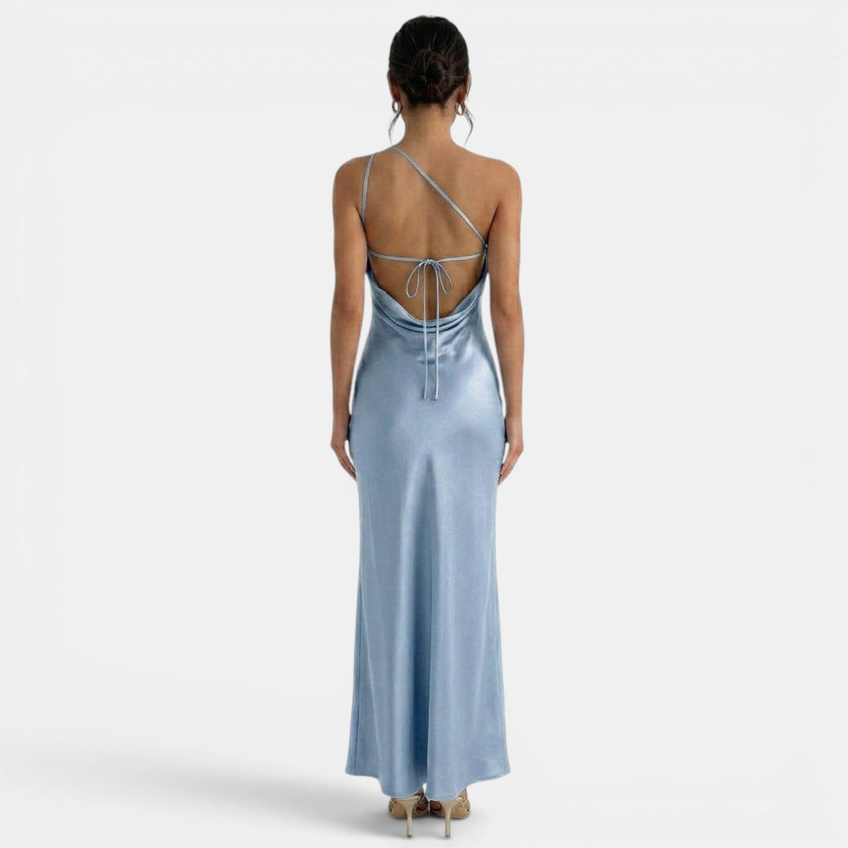 Refinado vestido largo de encaje de fiesta y de invitada de boda con espalda descubierta y cordones | Maxi