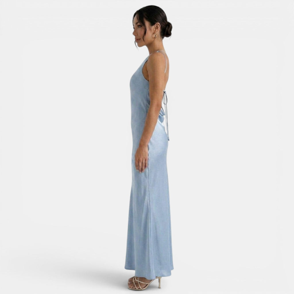 Refinado vestido largo de encaje de fiesta y de invitada de boda con espalda descubierta y cordones | Maxi