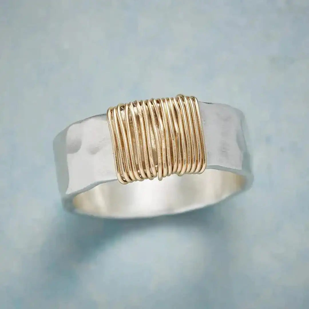 Anillo de Plata con Hilo Dorado