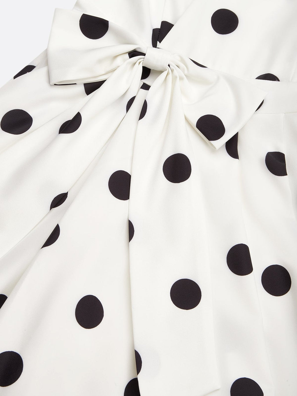 Vestido midi clásico blanco y negro de lunares con mangas francesas