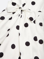 Vestido midi clásico blanco y negro de lunares con mangas francesas